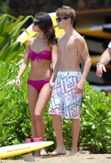 Selena Gomez feet photo thumbnail