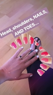 Tori Spelling feet photo thumbnail