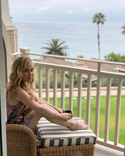 Tara Lipinski feet photo thumbnail