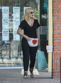 Tori Spelling feet photo thumbnail
