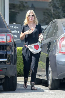 Tori Spelling feet photo thumbnail
