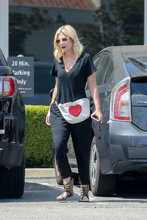 Tori Spelling feet photo thumbnail
