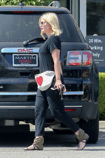 Tori Spelling feet photo thumbnail