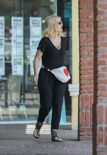 Tori Spelling feet photo thumbnail