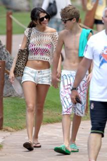 Selena Gomez feet photo thumbnail