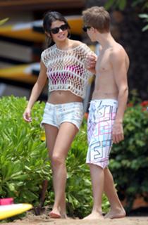 Selena Gomez feet photo thumbnail
