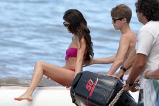 Selena Gomez feet photo thumbnail