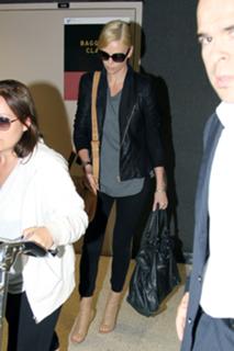Charlize Theron feet photo thumbnail
