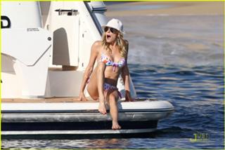 LeAnn Rimes feet photo thumbnail