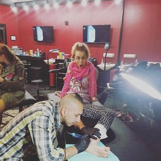 Miley Cyrus feet photo thumbnail