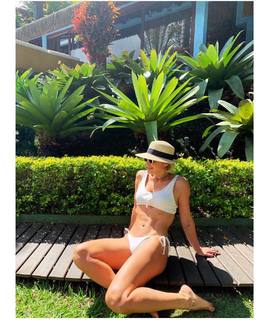 Flávia Alessandra feet photo thumbnail