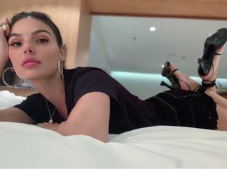 Isis Valverde feet photo thumbnail