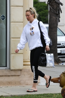 Kaley Cuoco feet photo thumbnail