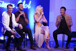 Katy Perry feet photo thumbnail
