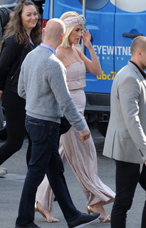 Katy Perry feet photo thumbnail