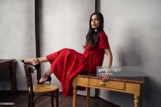 Freida Pinto feet photo thumbnail