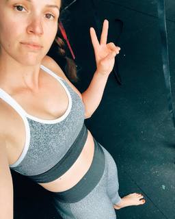 Adriene Mishler feet photo thumbnail