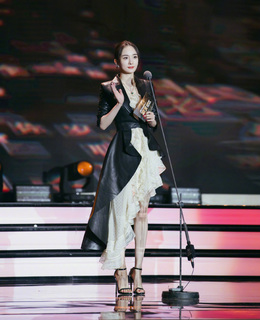 Mi Yang feet photo thumbnail