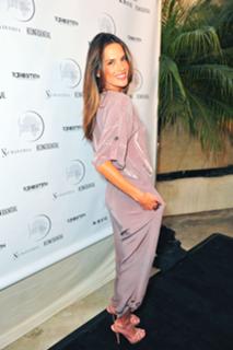 Alessandra Ambrosio feet photo thumbnail