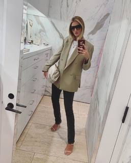 Rosie Huntington-Whiteley feet photo thumbnail