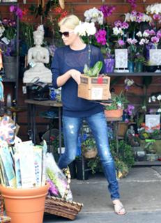 Charlize Theron feet photo thumbnail