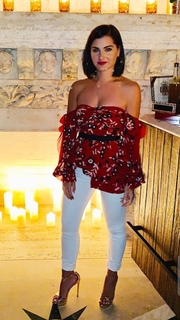 Megan Olivi feet photo thumbnail