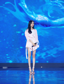 Mi Yang feet photo thumbnail