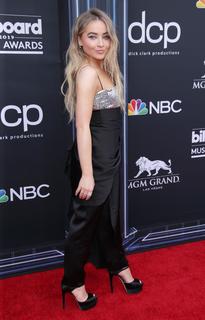 Sabrina Carpenter feet photo thumbnail