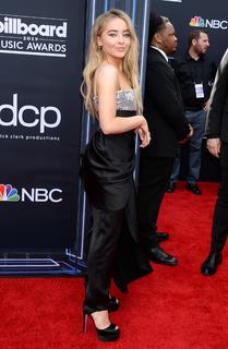 Sabrina Carpenter feet photo thumbnail