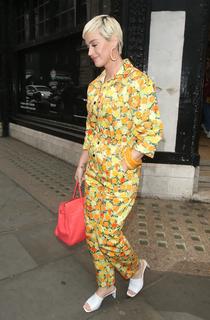 Katy Perry feet photo thumbnail