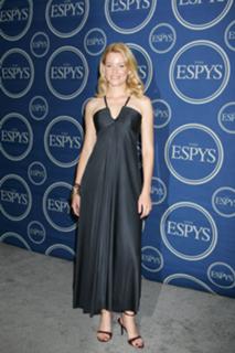 Elizabeth Banks feet photo thumbnail