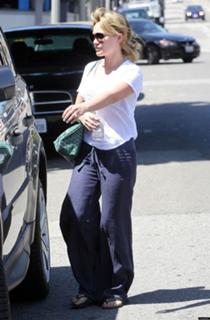 Hilary Duff feet photo thumbnail