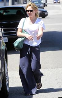 Hilary Duff feet photo thumbnail