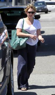 Hilary Duff feet photo thumbnail