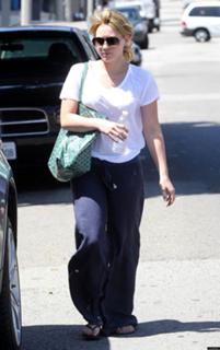 Hilary Duff feet photo thumbnail
