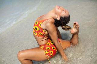 Kino MacGregor feet photo thumbnail