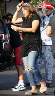 Mariska Hargitay feet photo thumbnail