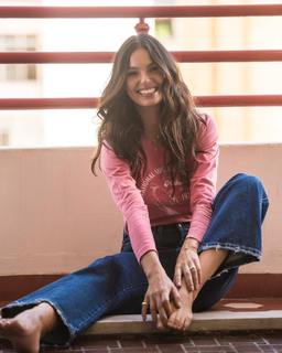 Isis Valverde feet photo thumbnail