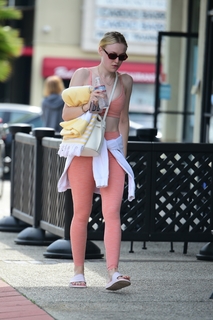 Dakota Fanning feet photo thumbnail