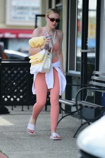Dakota Fanning feet photo thumbnail