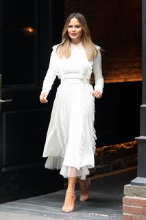 Chrissy Teigen feet photo thumbnail