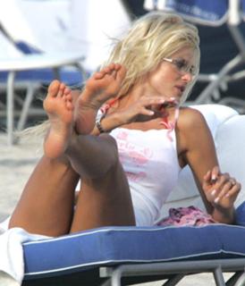 Victoria Silvstedt feet photo thumbnail