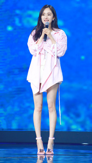 Mi Yang feet photo thumbnail