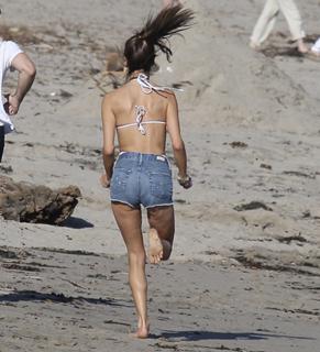 Alessandra Ambrosio feet photo thumbnail
