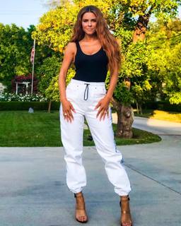 Maria Menounos feet photo thumbnail