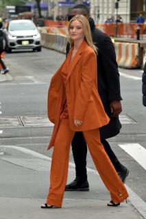 Rosie Huntington-Whiteley feet photo thumbnail