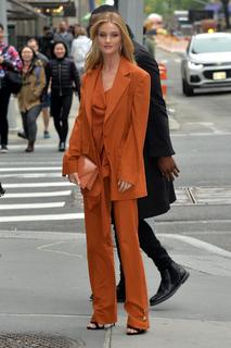 Rosie Huntington-Whiteley feet photo thumbnail