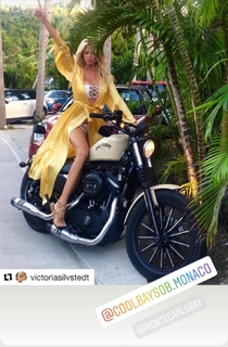 Victoria Silvstedt feet photo thumbnail