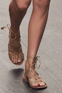 Doutzen Kroes feet photo thumbnail