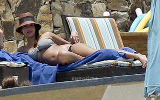 Jessica Alba feet photo thumbnail